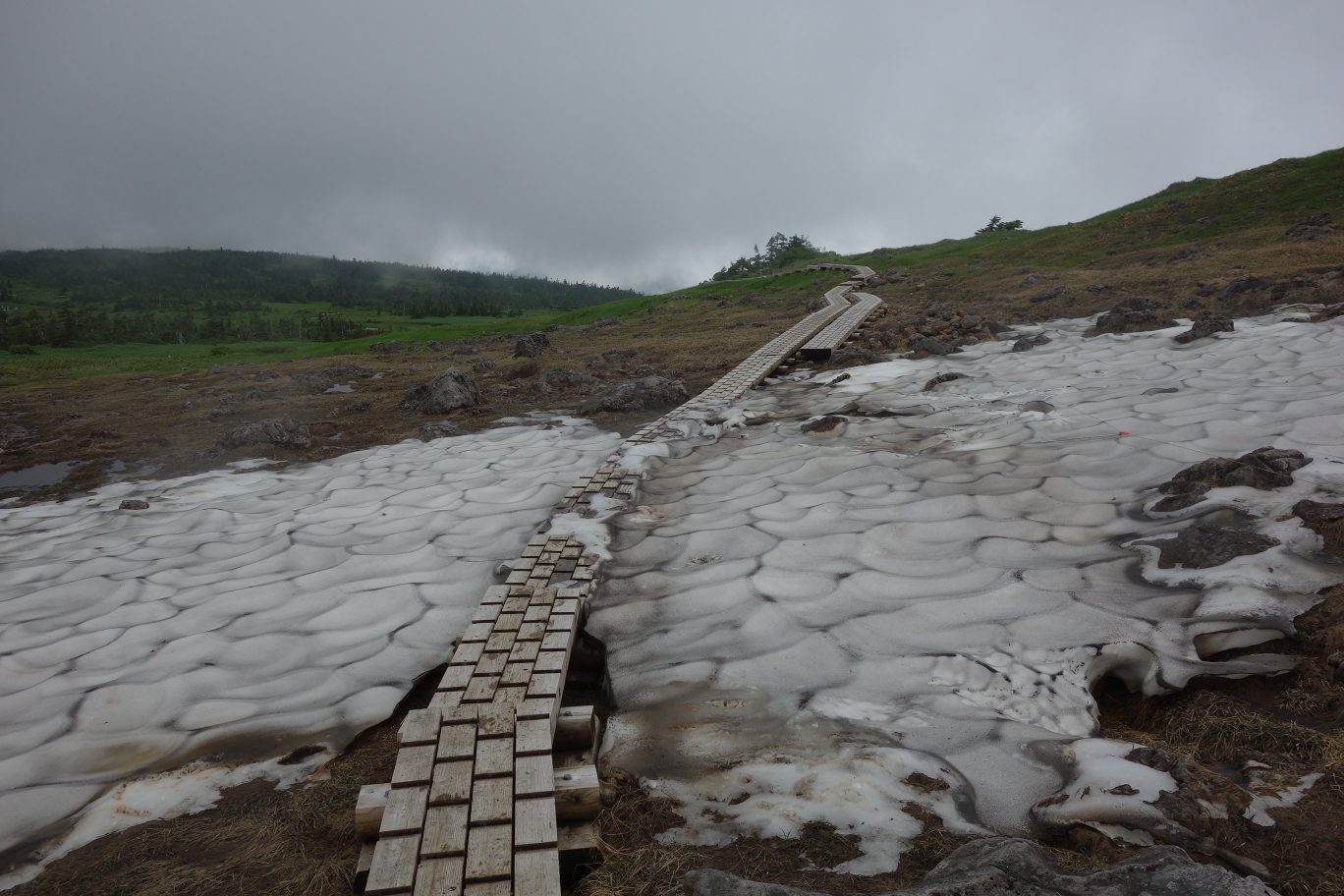 山頂部に残雪はほとんどありません