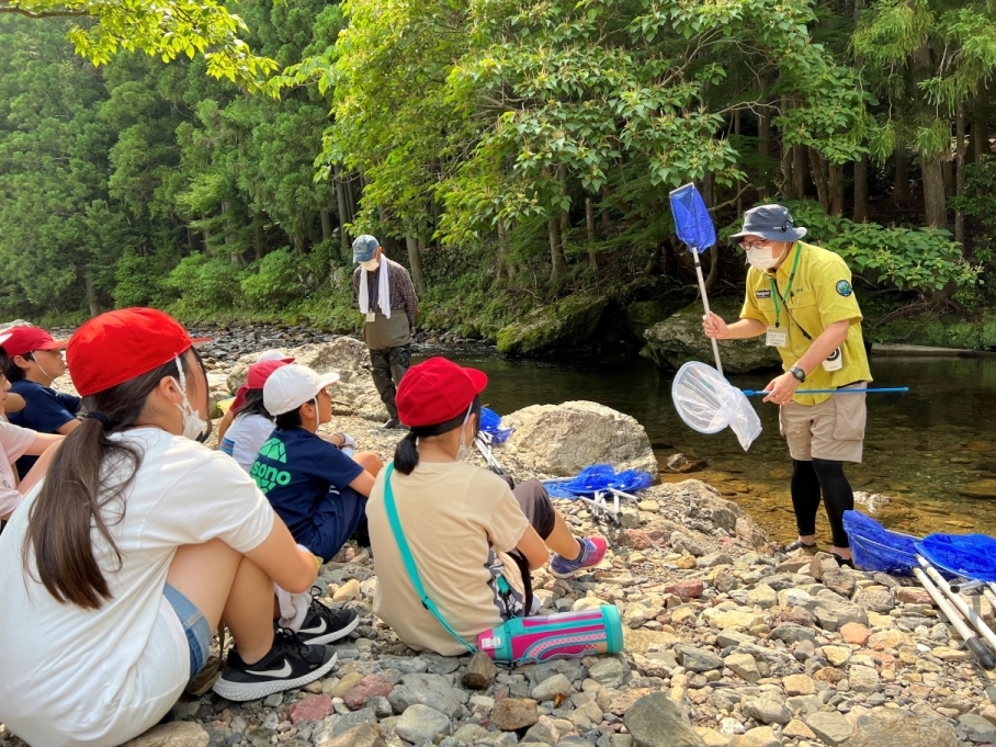 生徒にたも網の使い方を説明している写真