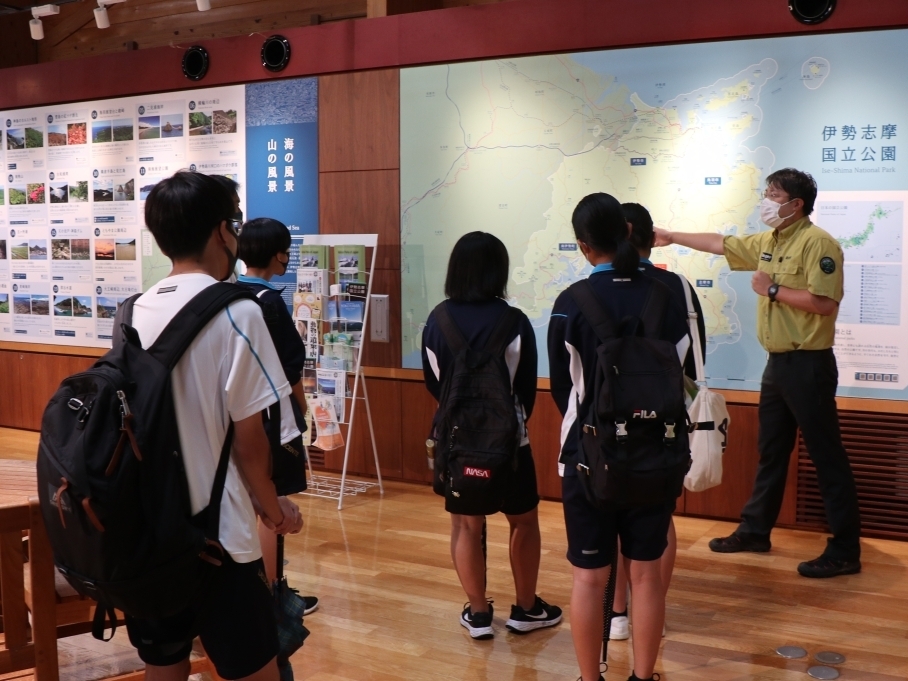 生徒がビジターセンターを見学している写真