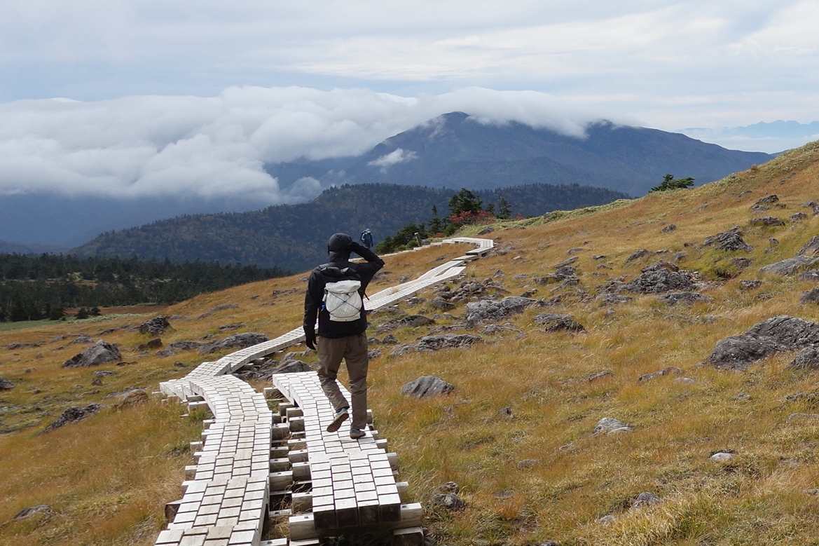 前方から登山者が来る場合はお待ちください