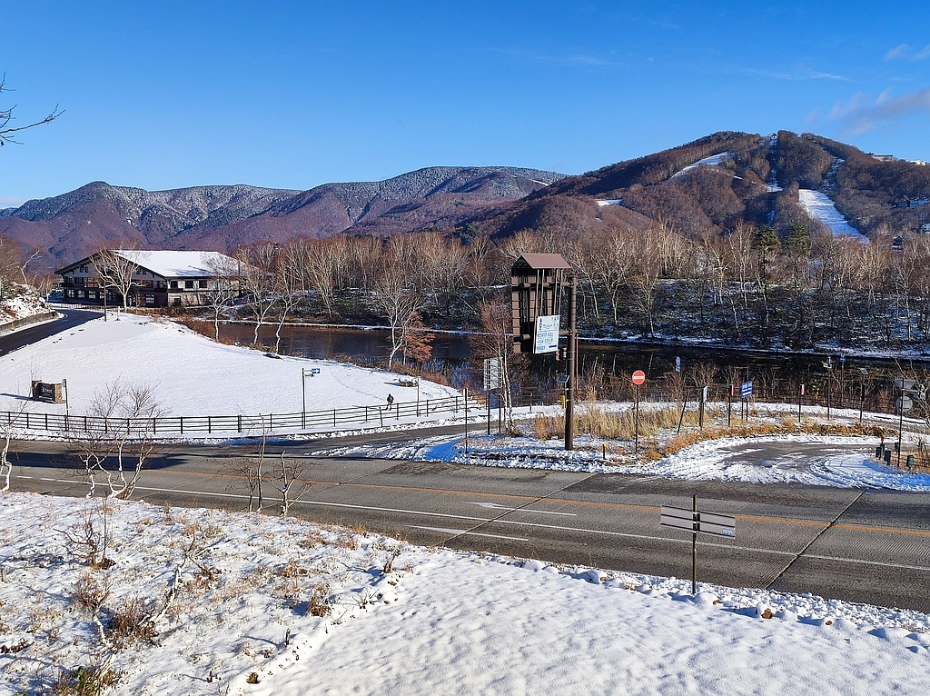 11月17日朝の積雪の状況。事務所から蓮池を望む。