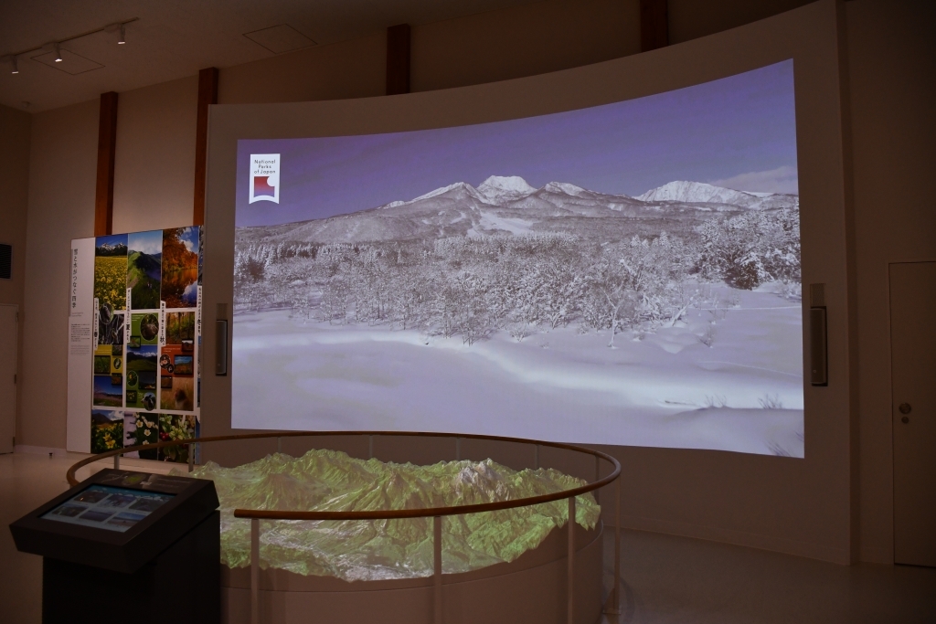 #240インチの大画面と地形ジオラマ