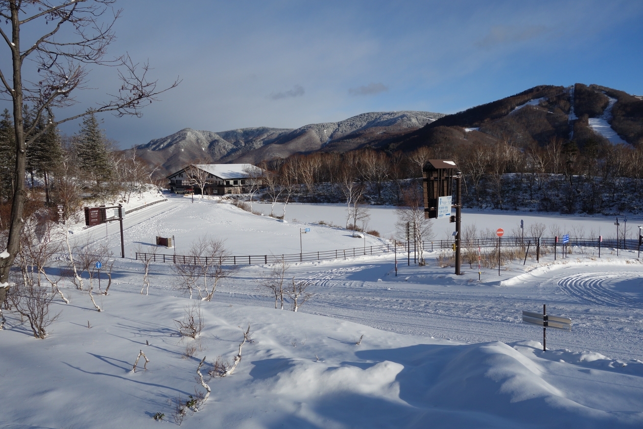 志賀高原管理官事務所の周辺には積雪がある