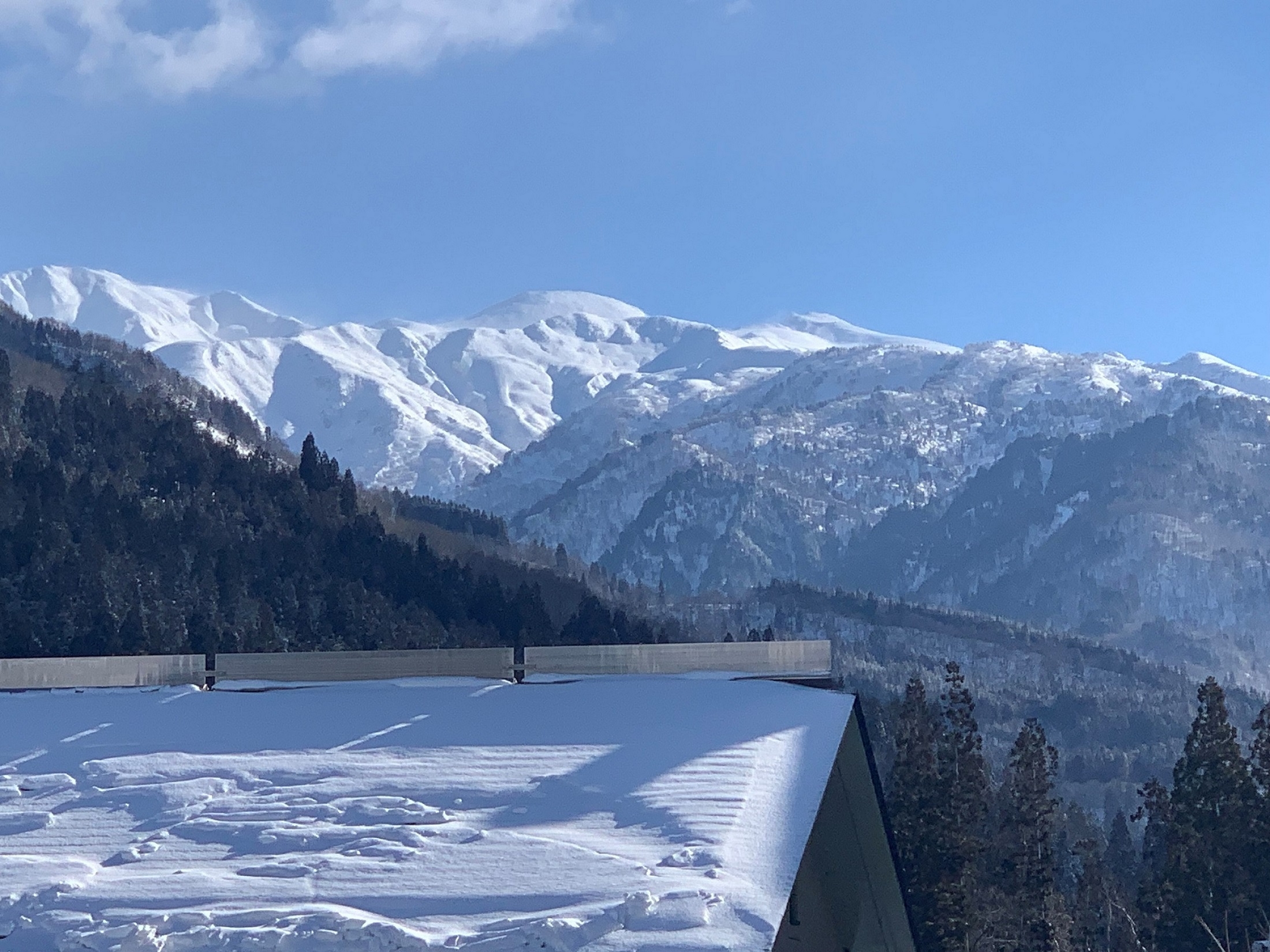白山国立公園センター前から望む、雪をまとった白山