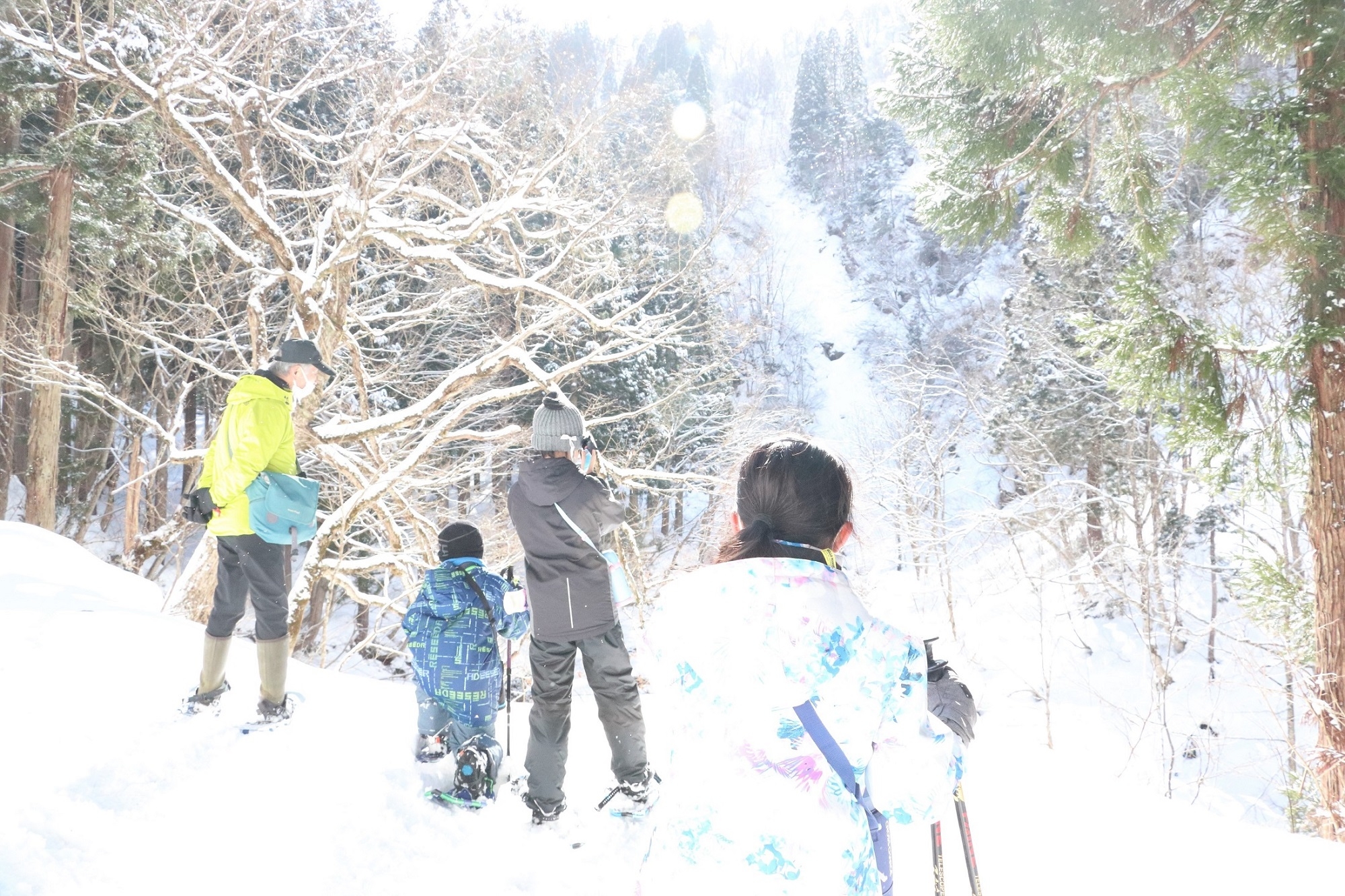 (雪景色となった谷川を観察)