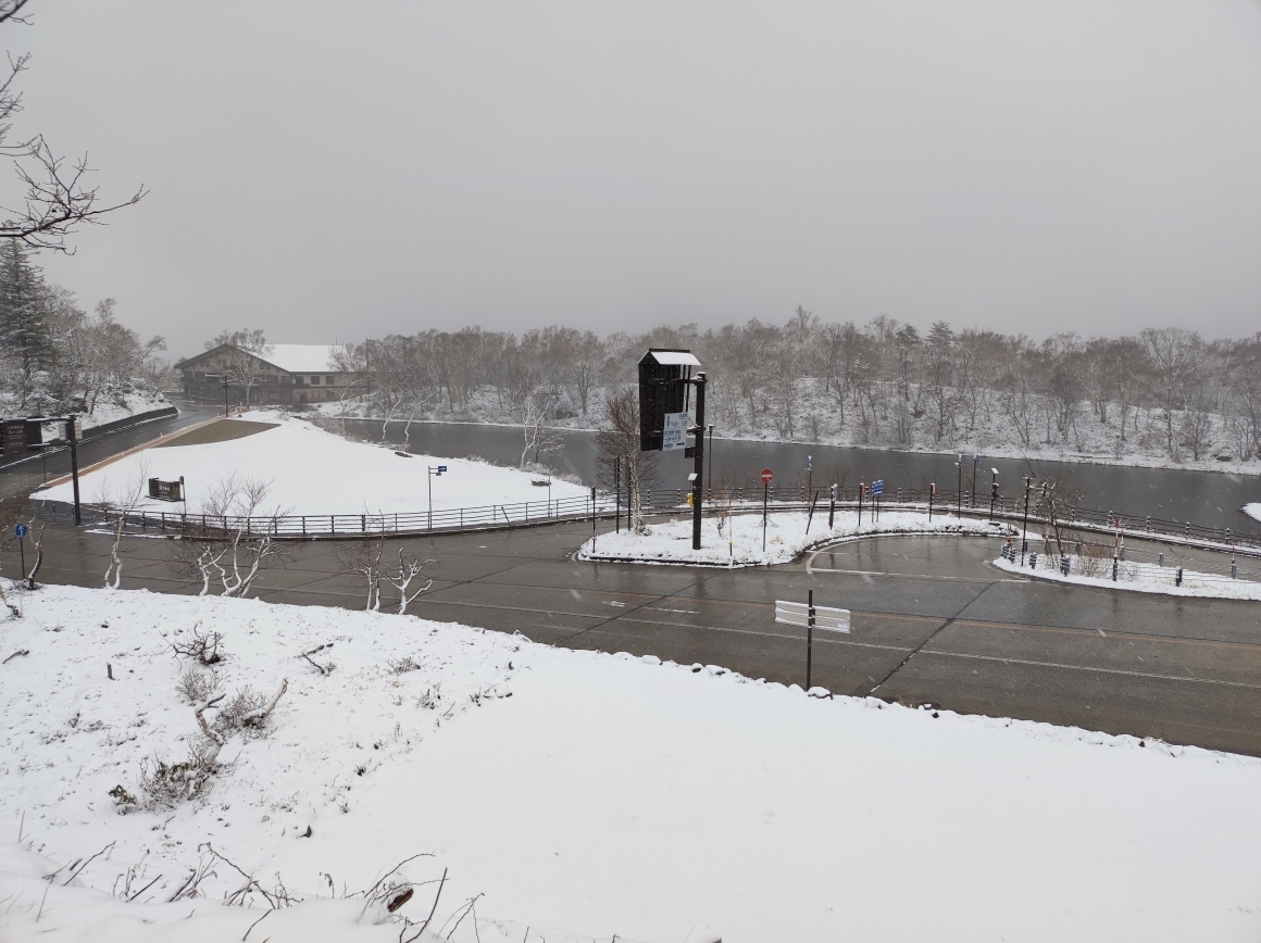 志賀高原管理官事務所から蓮池を望む