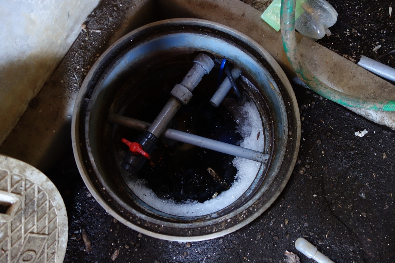 四十八池公衆便所の洗浄水を溜める桝。凍っている。