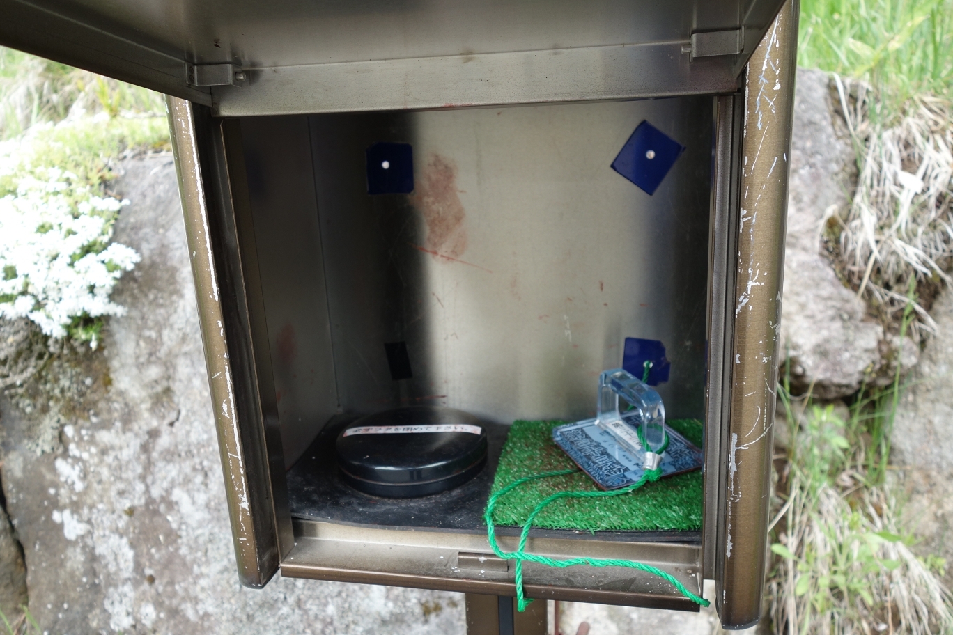 御朱印は観音様の近くのポストの中にあります