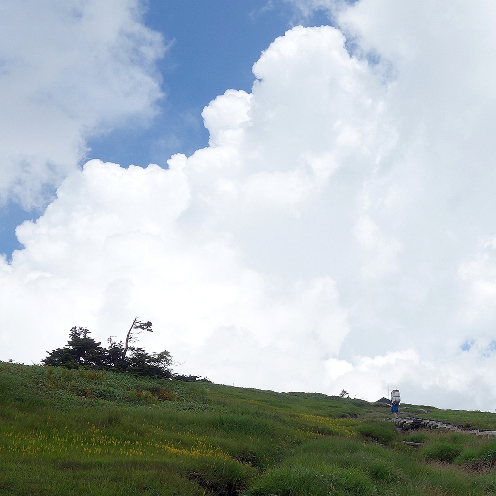 山頂ヒュッテの小屋番の歩荷