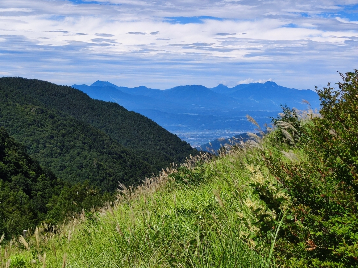 鉱山跡地から妙高戸隠の山々を望む