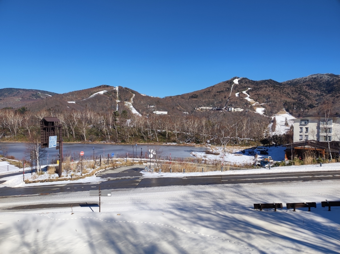 事務所から東館山方面を望む