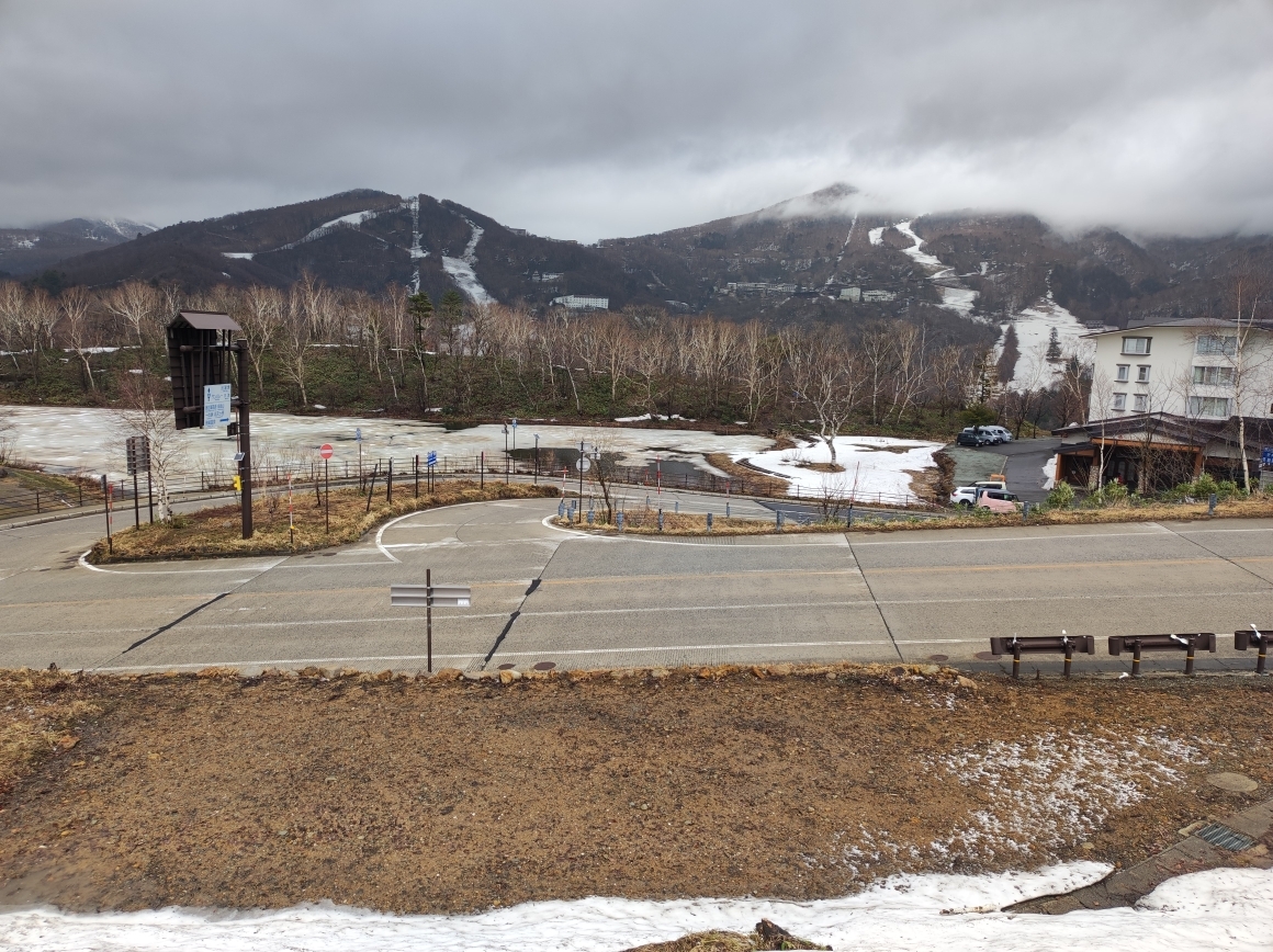 志賀高原管理官事務所から蓮池を望む