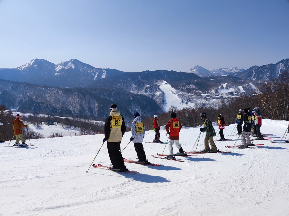 西館山スキー場でスキーレッスンを受ける生徒