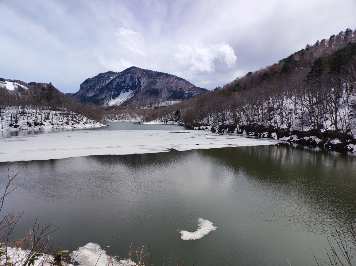 解氷間近の琵琶池