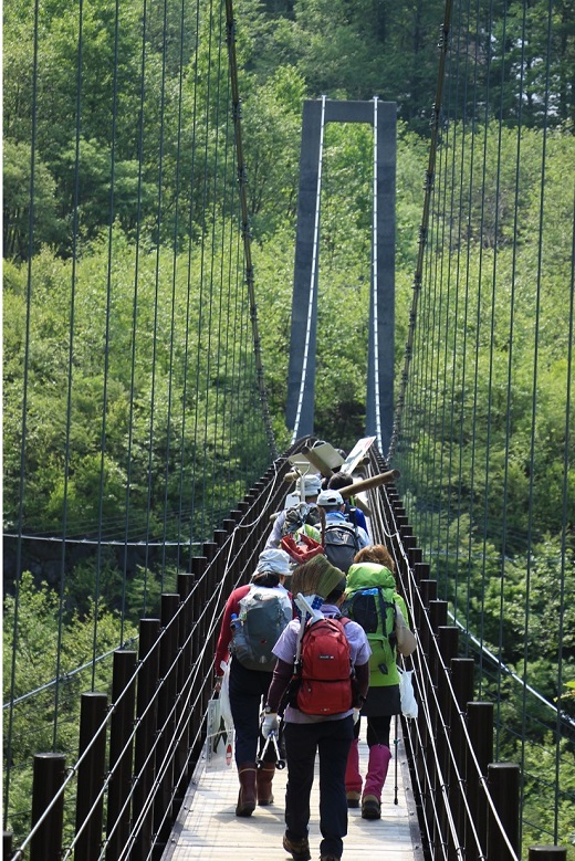 作業に向かうパークボランティア