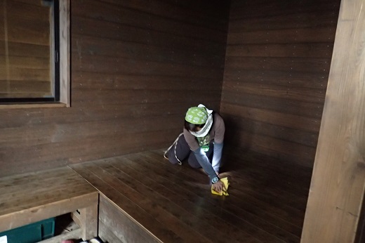 床は拭き掃除もします。