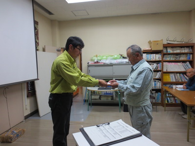 パークボランティア認定証を受け取る新規パークボランティア