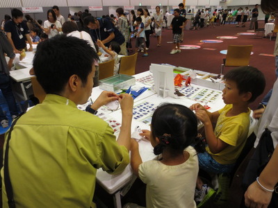 レンジャーが折り紙の作り方をレクチャー中