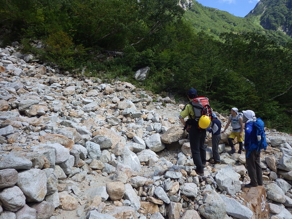 山小屋関係者と打ち合わせをする自然保護官