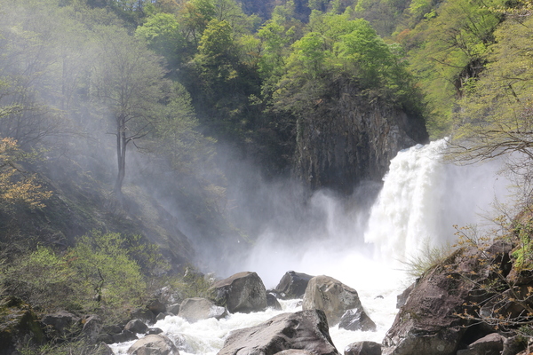 水煙立ち上る迫力の苗名滝