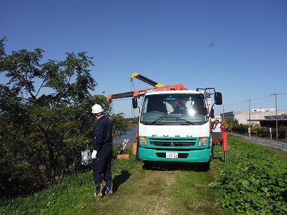 堤防上に重機をあげる