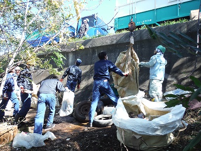 ゴミ拾いは人力です