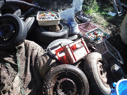不法投棄されたタイヤの山と流れ着いたライターの山