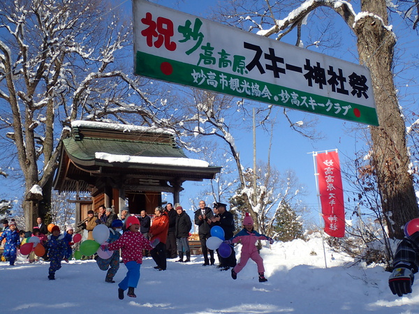 駆け出す園児たち