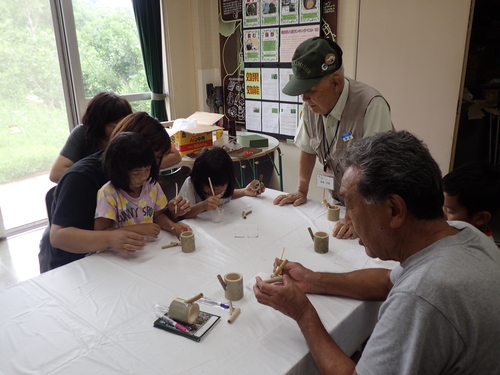 竹笛を手作り中