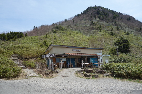 笠ヶ岳峠から笠ヶ岳山頂を望む
