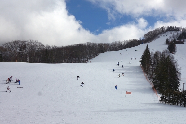 サンバレー地区にあるスキー場を滑走する利用者