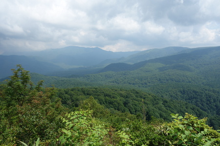 高標山山頂から奥志賀高原を望む