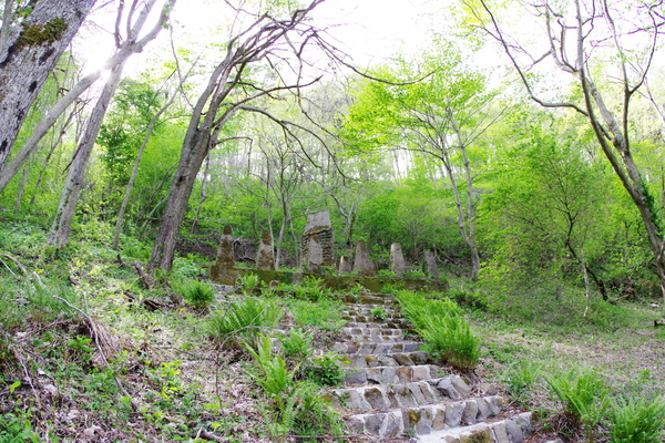 途中には古代人の遺跡が!...実は昔の別荘の基礎部分と暖炉だけが残っている状態