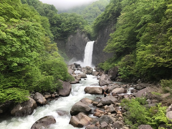 5月の苗名滝