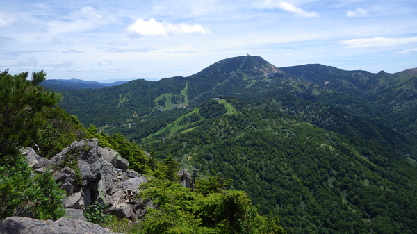 笠ヶ岳山頂から横手山を望む