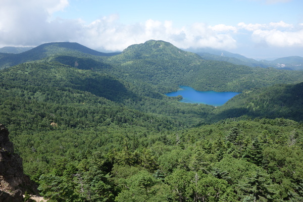 赤石山山頂から大沼池を望む