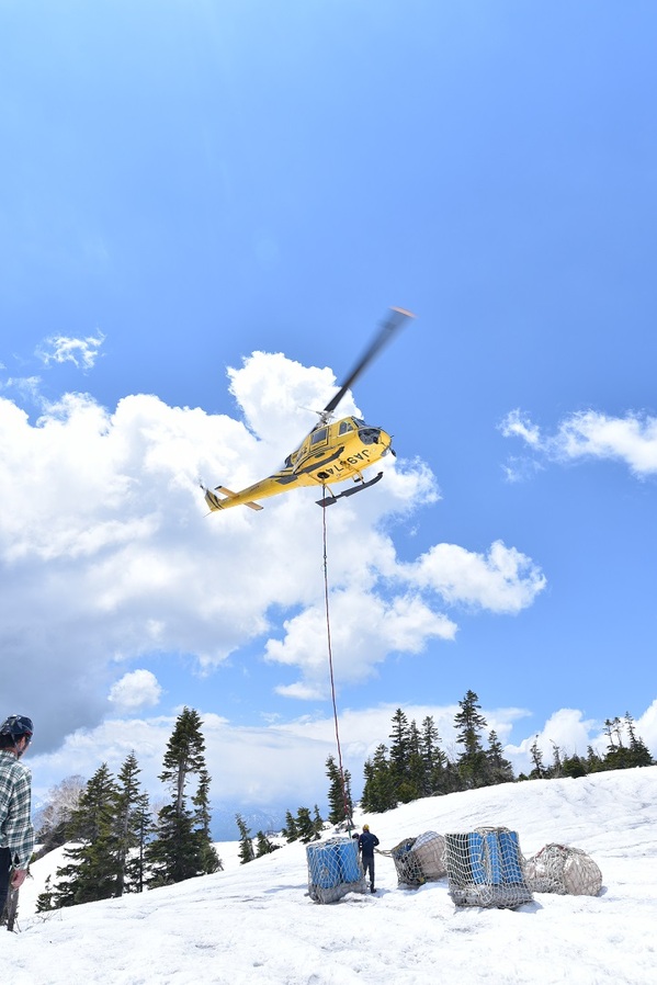 高谷池ヒュッテヘリでの荷揚げ