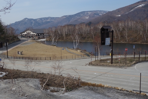 志賀高原管理官事務所から蓮池を望む