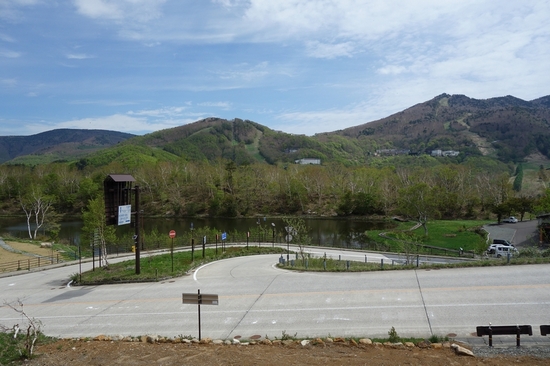 志賀高原管理官事務所から東館山を望む