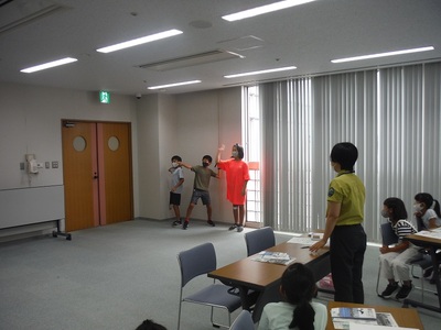 2021年8月18日　出前講座の様子　羽飛ばし実験