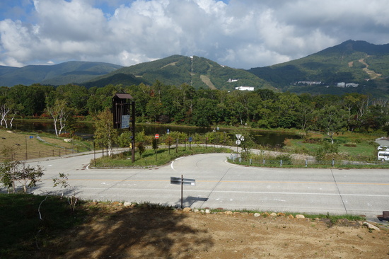 志賀高原管理官事務所から蓮池、西館山を望む