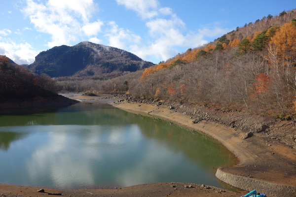水位の下がった琵琶池
