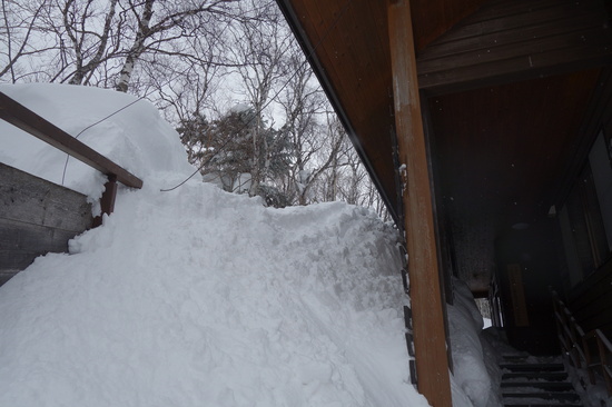 志賀高原管理官事務所の周囲の積雪