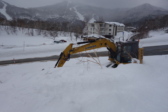 事務所進入路付近の排雪作業
