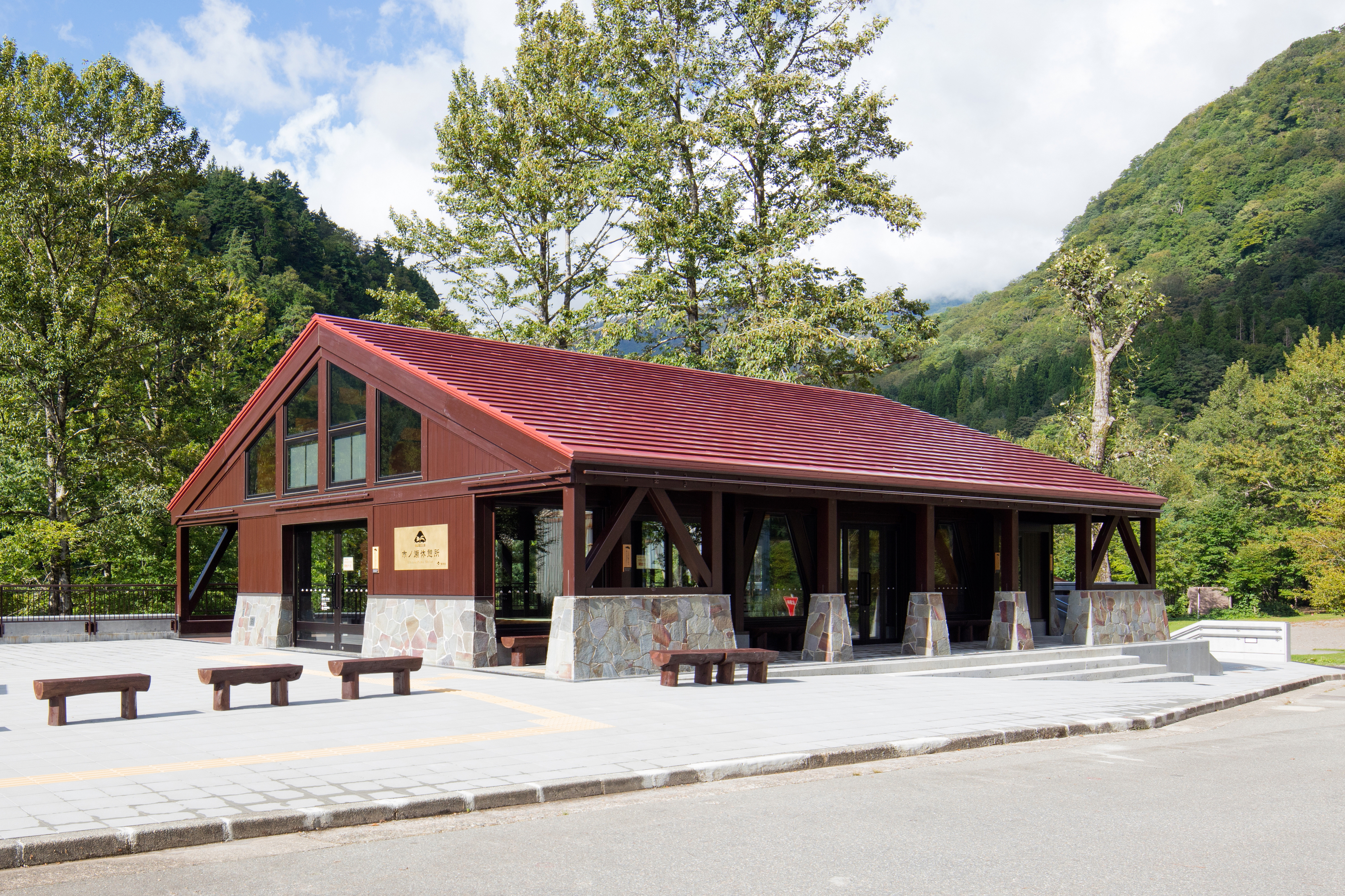 市ノ瀬休憩所(南面)