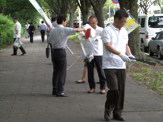 写真：クリーンアップ活動の様子