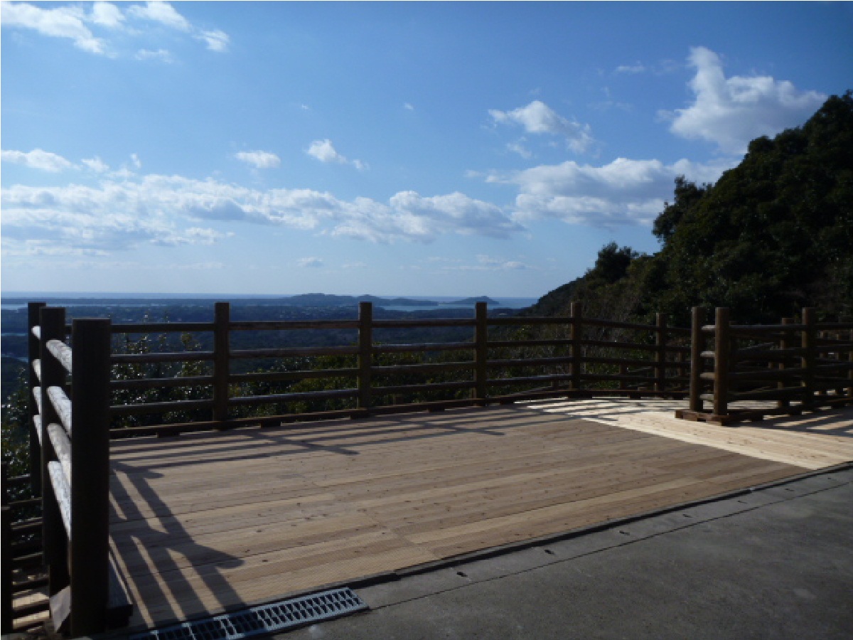 スロープ上のデッキの様子写真