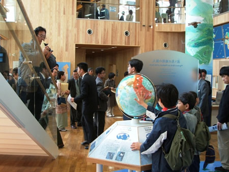 写真:平成17年(2005年)環境省の藤前干潟の施設(稲永ビジターセンターと藤前活動センター)の開館式の様子