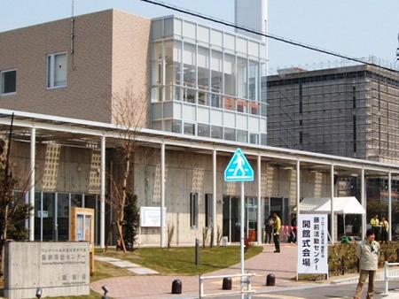 写真：平成17年（2005年）環境省の藤前干潟の施設（稲永ビジターセンターと藤前活動センター）の開館式の様子