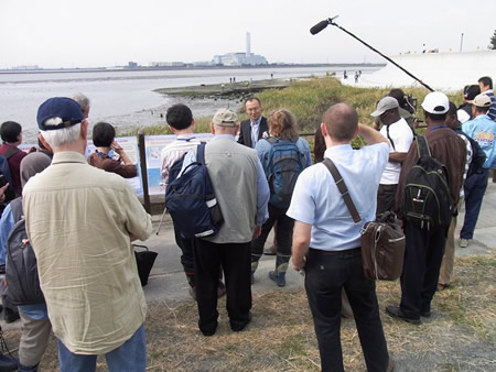 写真：平成22年（2010年）藤前干潟でのエクスカーションの様子